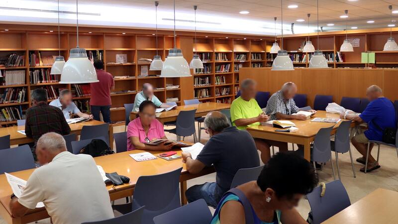Benidorm ofrece un servicio de acompañamiento para personas mayores en la Biblioteca municipal
